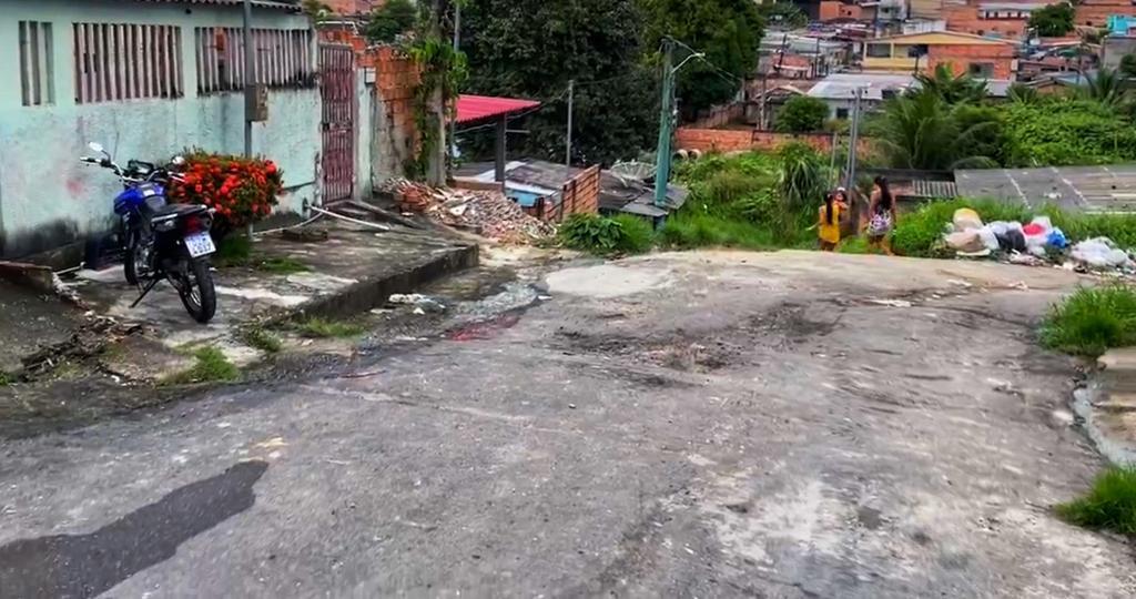 Homem é arrastado por rua e baleado na cabeça em plena luz do dia em Manaus