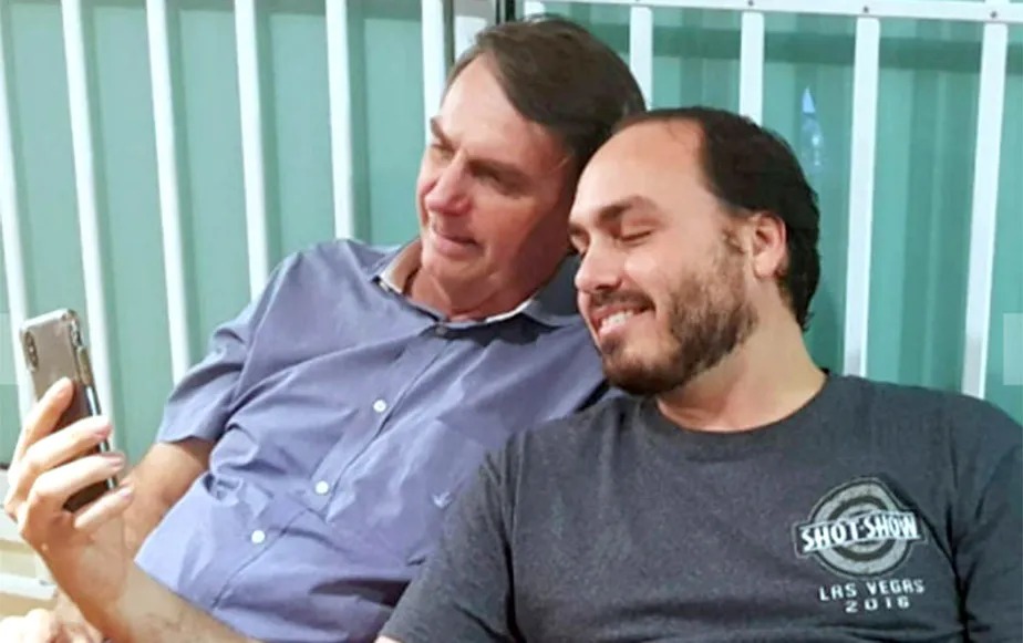 Carlos Bolsonaro anuncia que deixará comando das redes sociais do pai