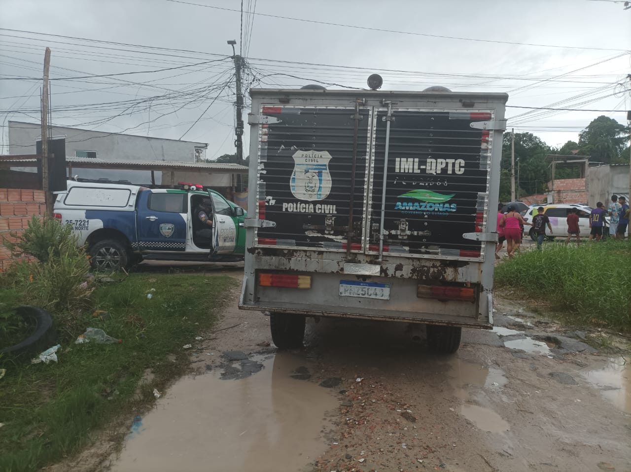 Criminosos executam homem com 23 tiros e deixam outro baleado em Manaus