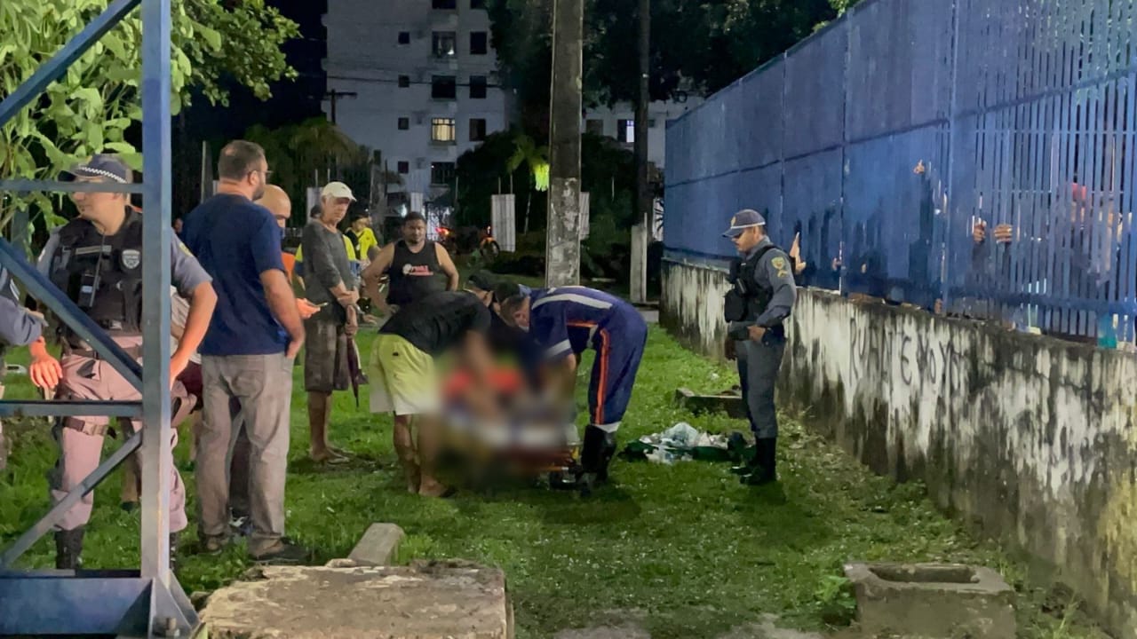 Jovem é baleado durante partida de futebol em quadra do CSU em Manaus