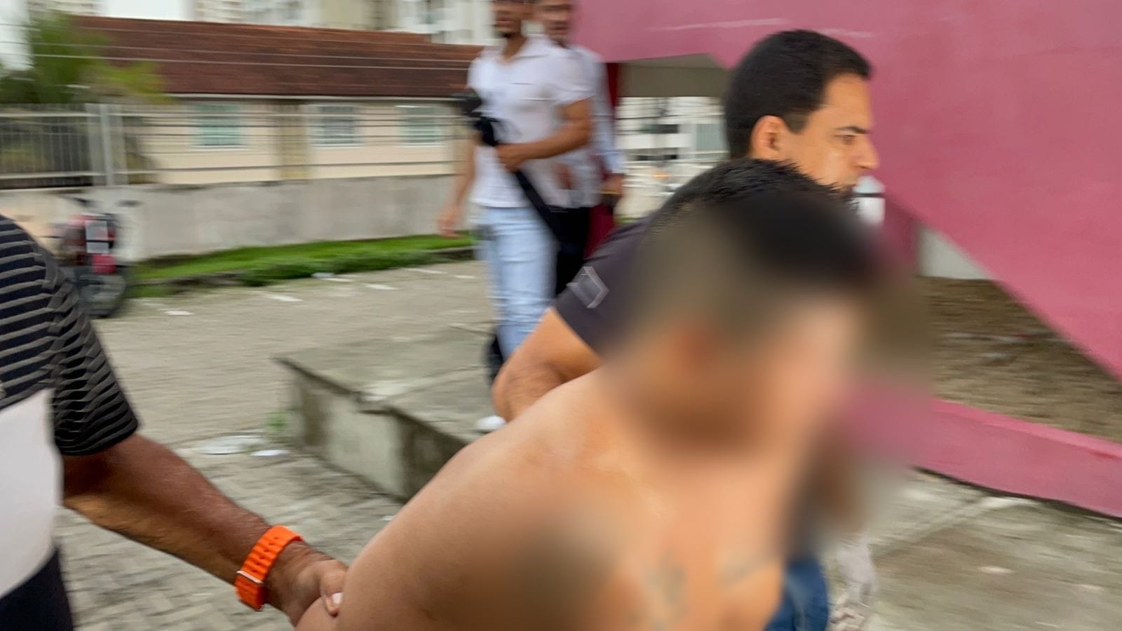 Homem tenta estuprar enteada e agride PMs ao resistir à prisão em Manaus