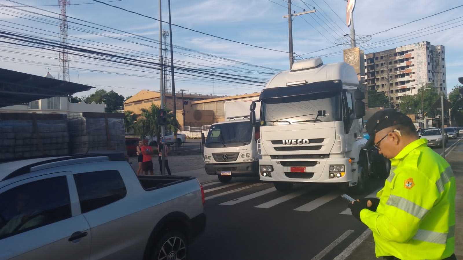 Veículos pesados passam por fiscalização em vias regulamentadas de Manaus  