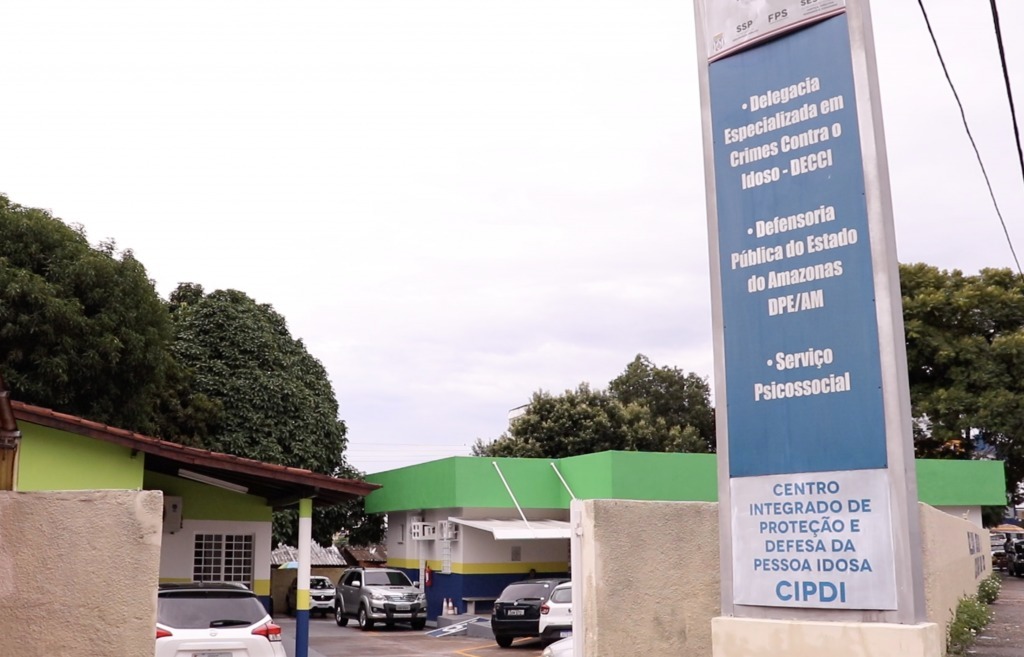 Foragida por roubo é presa suspeita de agredir pais idosos em Manaus