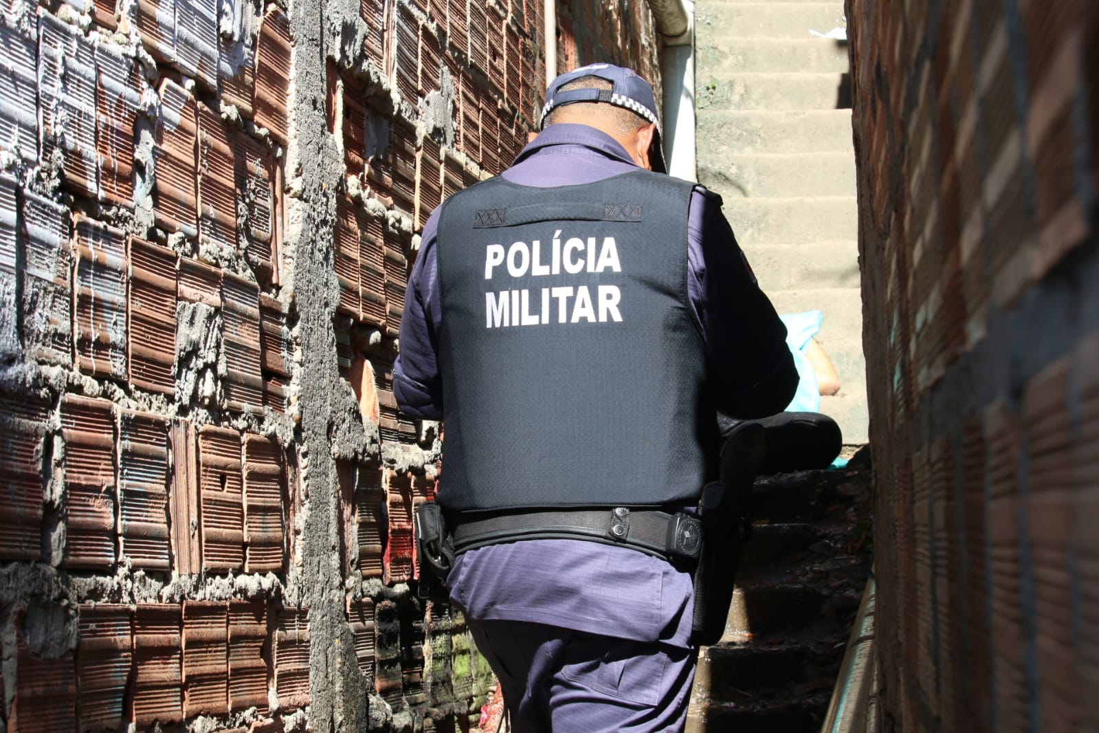 Homem é perseguido e morto a tiros em escadaria de Manaus