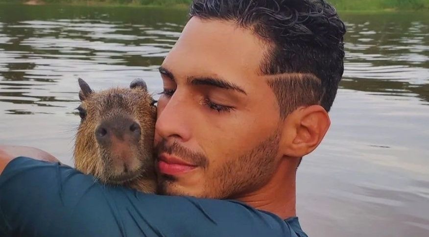 Tiktoker Agenor entrega capivara Filó ao Ibama: 'maior prova de amor'