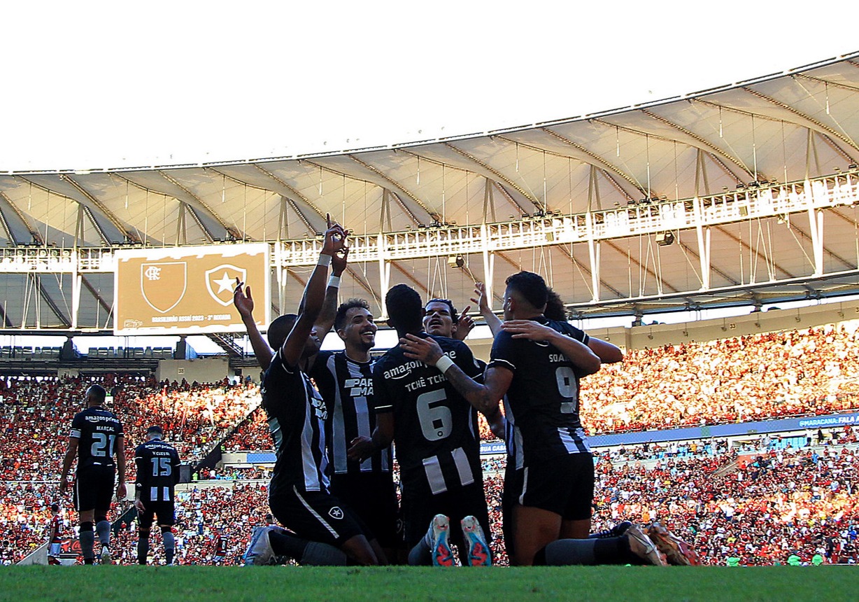 Com um a menos, Botafogo vence Flamengo e assume a liderança do Brasileirão