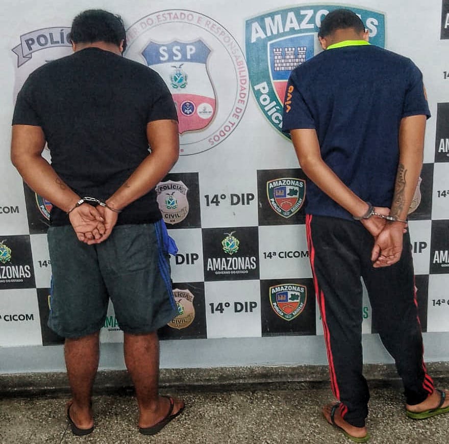 Dupla é presa ao ser flagrada vendendo drogas em plena luz do dia em Manaus