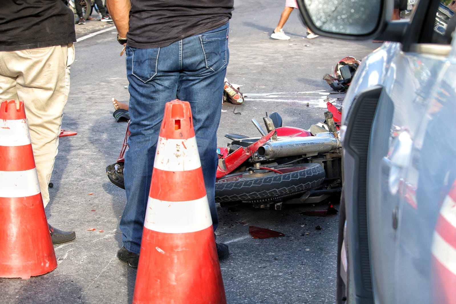 Motociclista é esmagado por carreta ao tentar desviar de carro em Manaus