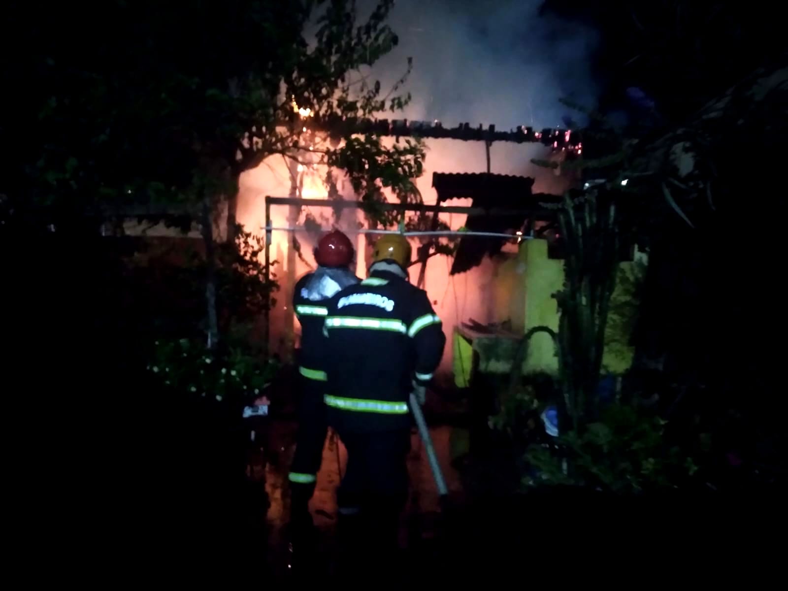 Casa de madeira é destruída por fogo durante a madrugada no Amazonas