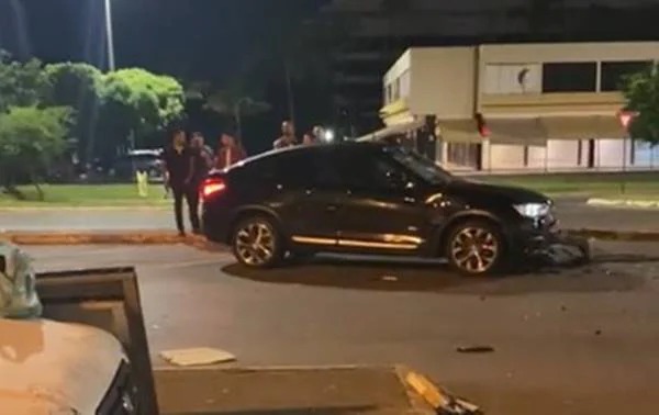 Jovem embriagada bate BMW, xinga policiais e diz que pai pode comprar Brasília inteira