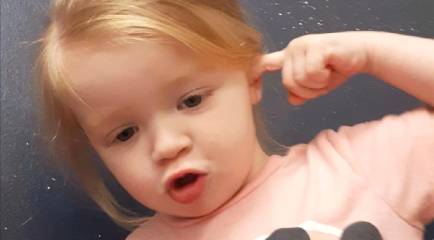 Mãe encontra carrapatos dentro do ouvido da filha durante banho