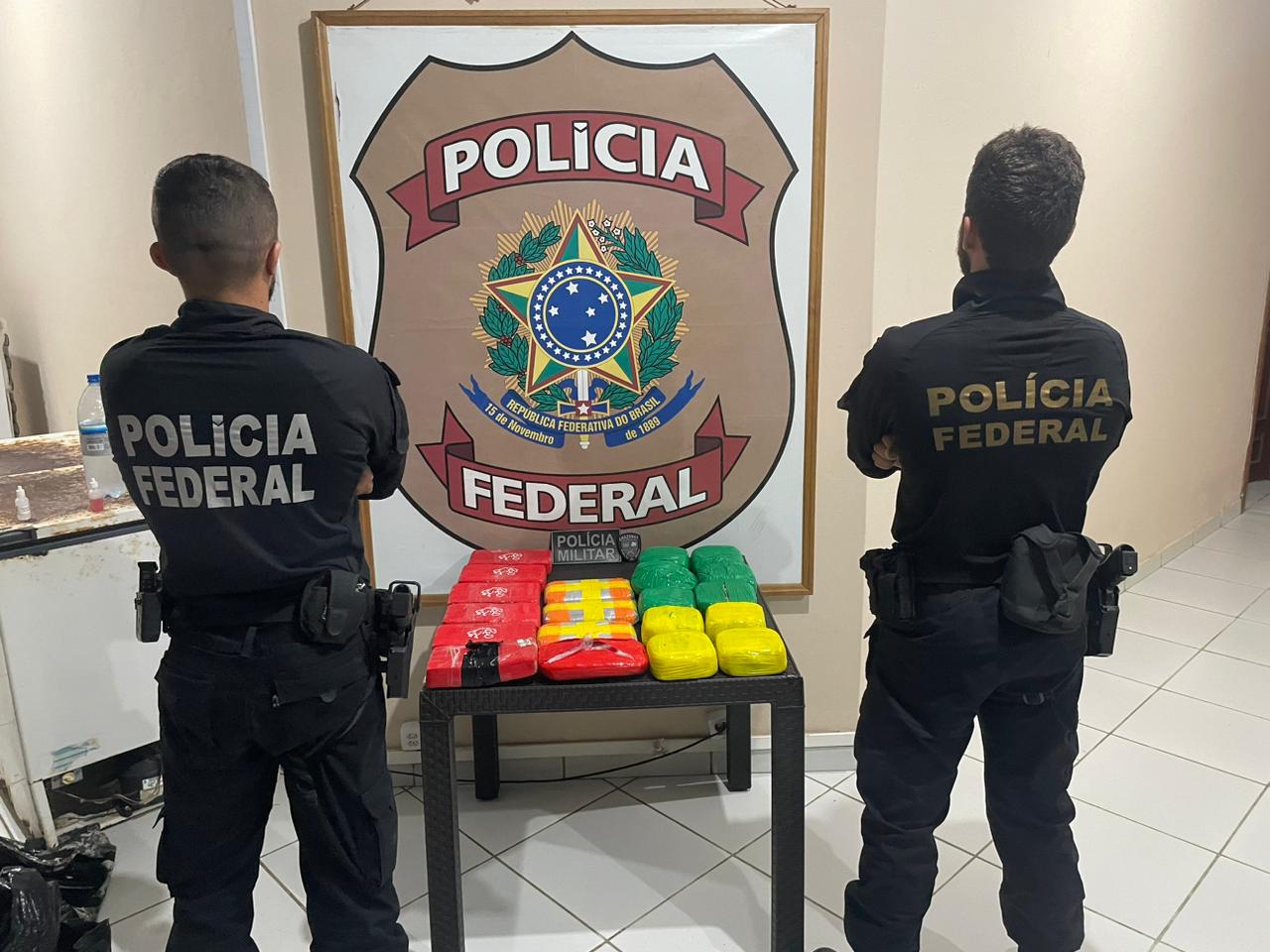 PF apreende 21,5 kg de droga durante fiscalização em lancha no Amazonas