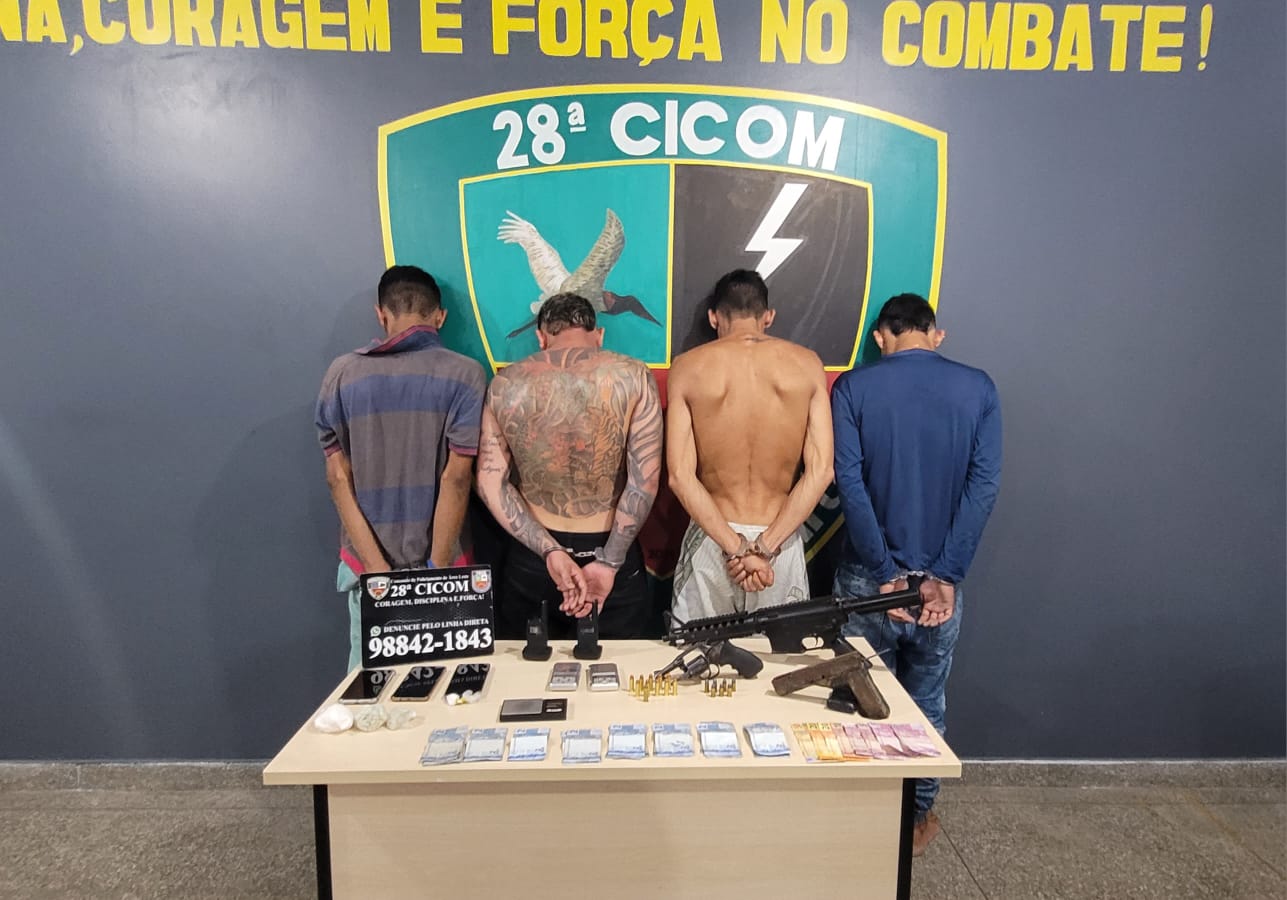 Grupo é preso com arma, réplica de fuzil e drogas em Manaus