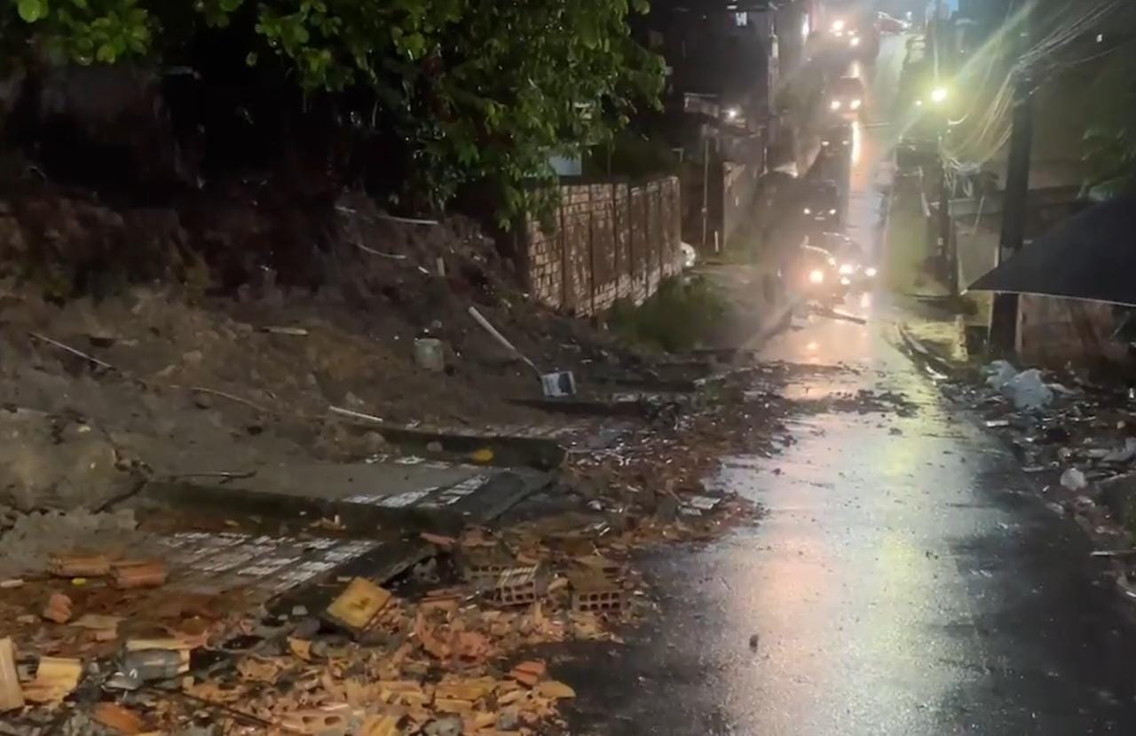 Muro de casa desaba e rua fica bloqueada durante temporal em Manaus 