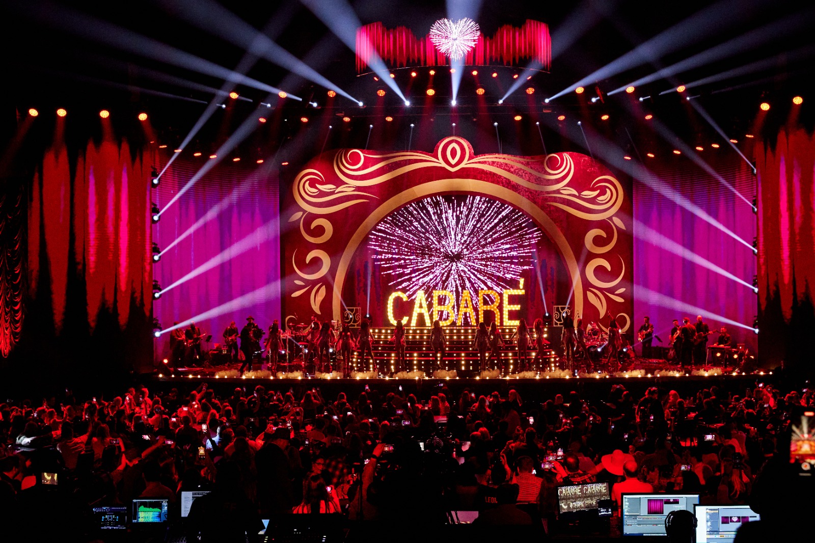 Leonardo e Bruno & Marrone comandam Cabaré em Manaus