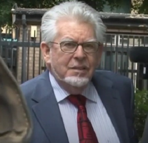 Apresentador Rolf Harris, condenado por abuso sexual, morre aos 93 anos 