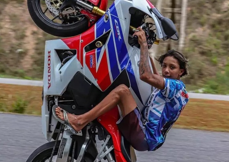 Influenciador Meno Kabrinha é baleado na cabeça em tentativa de assalto