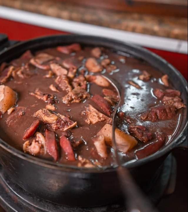 Feijoada Solidária arrecada fundos para criança com doença rara em Manaus