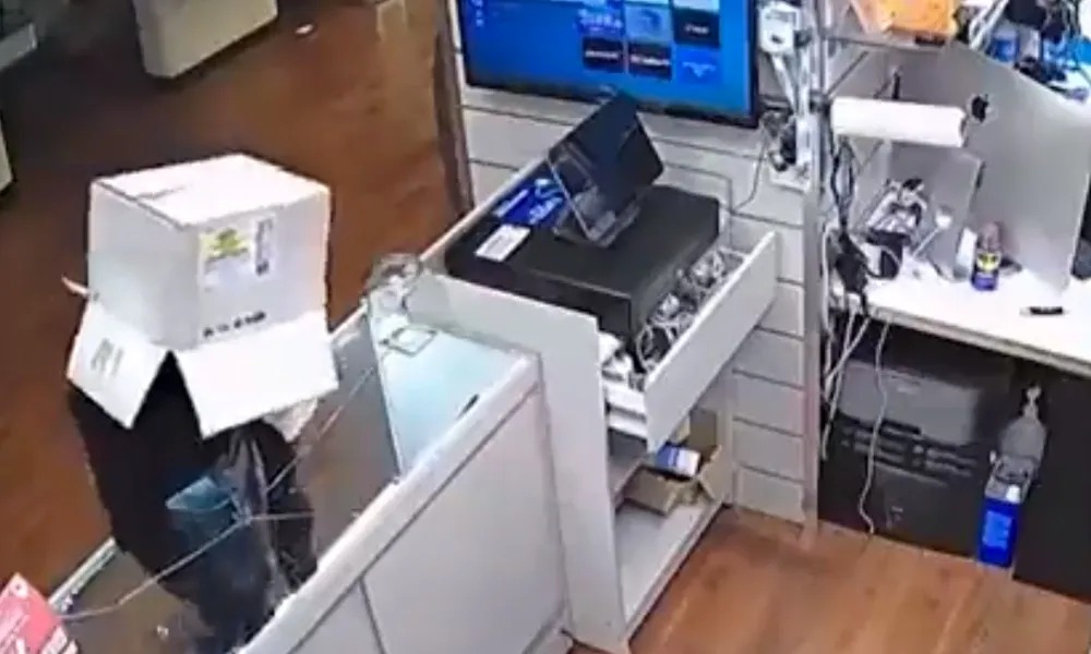 Ladrão usa caixa de papelão para esconder rosto e roubar 19 iPhones em loja