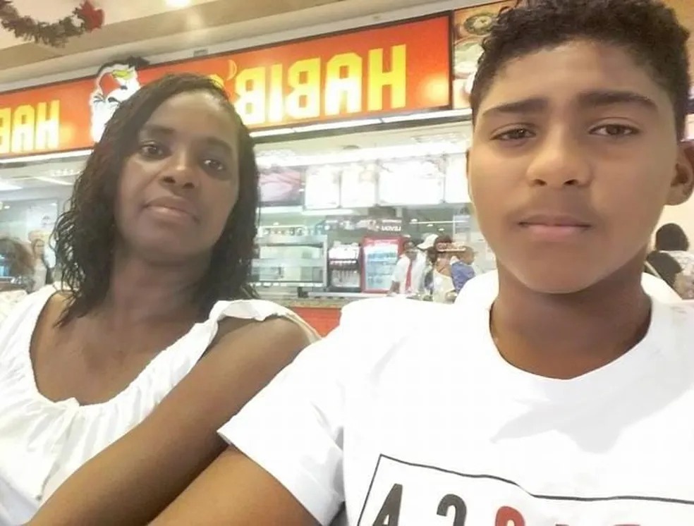 Mãe e filho são encontrados mortos a facadas dentro de casa