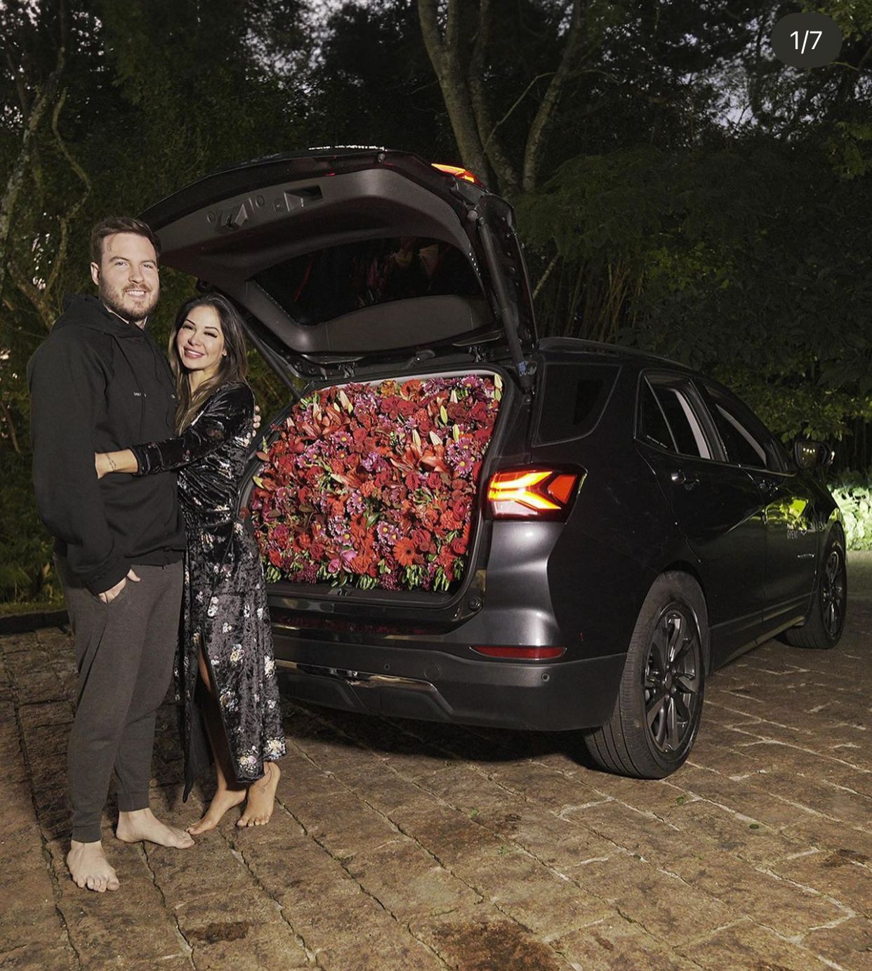 Maíra Cardi ganha carro com mil flores de Thiago Nigro de Dia dos Namorados