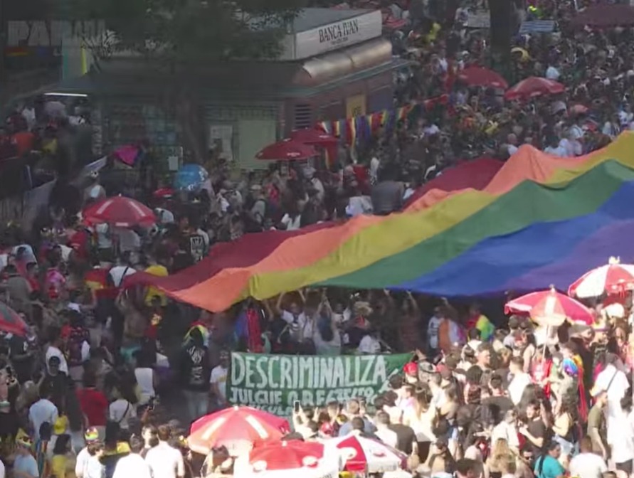 Abertura da Parada LGBT+ tem vaias a Bolsonaro; Zé Gotinha sobe no trio elétrico