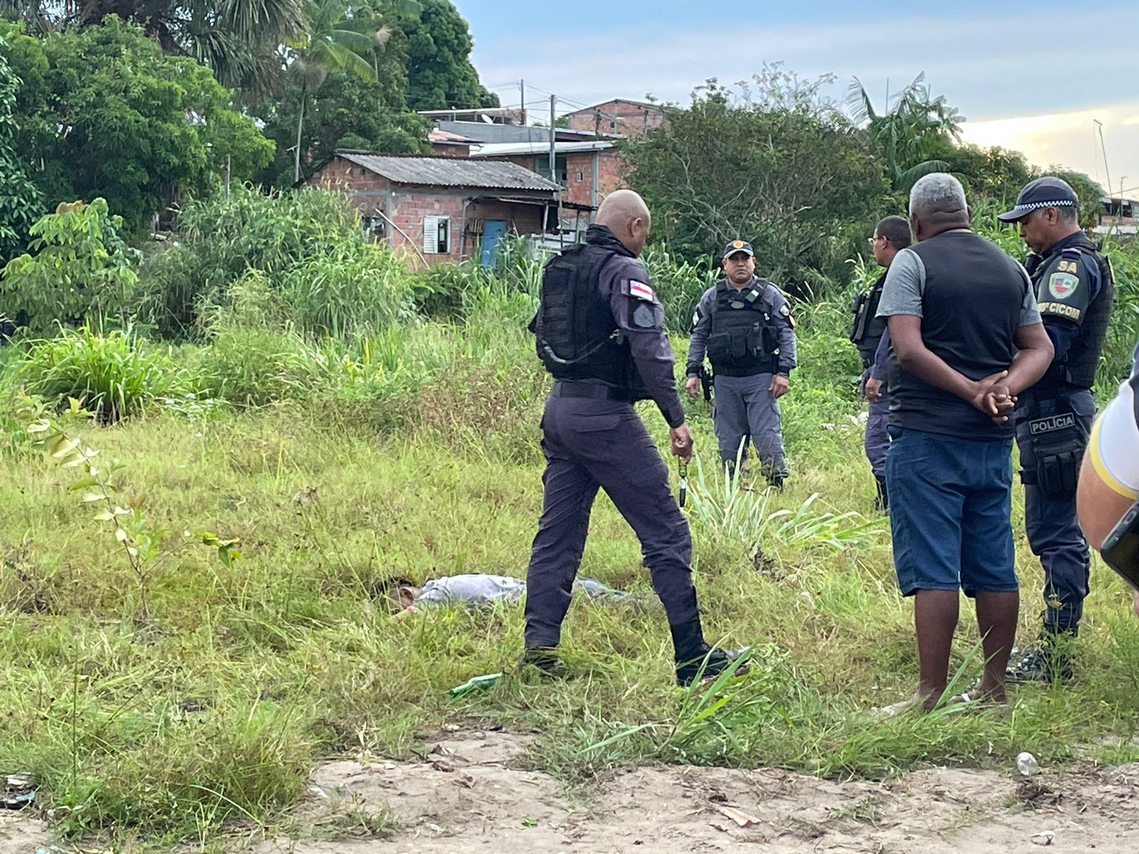 Com marcas de tiros, homem é encontrado morto no Jorge Teixeira