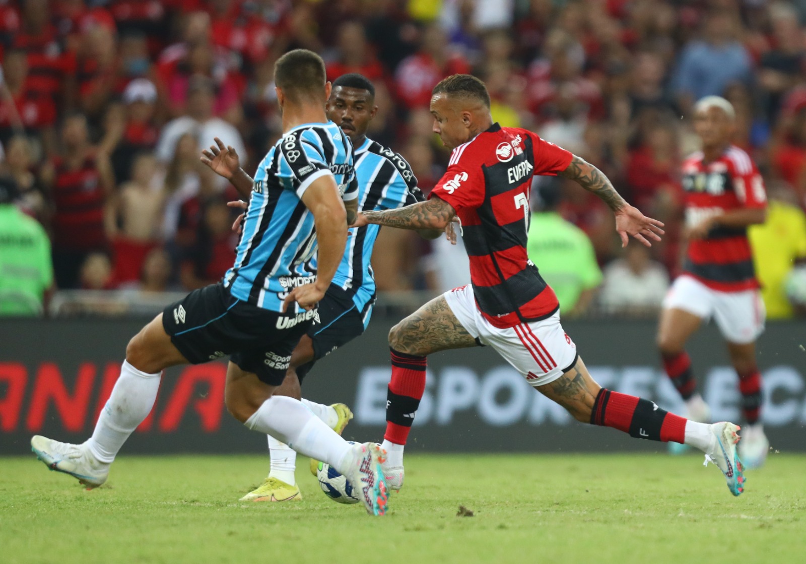 Flamengo vence o grêmio e chega a 10 jogos sem perder