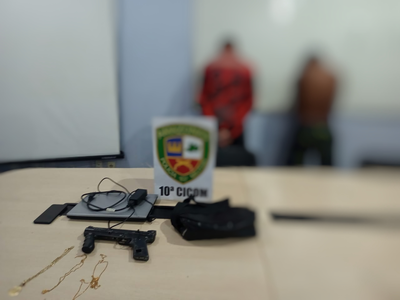 Dupla usa arma de paintball para fazer arrastões em ruas de Manaus 