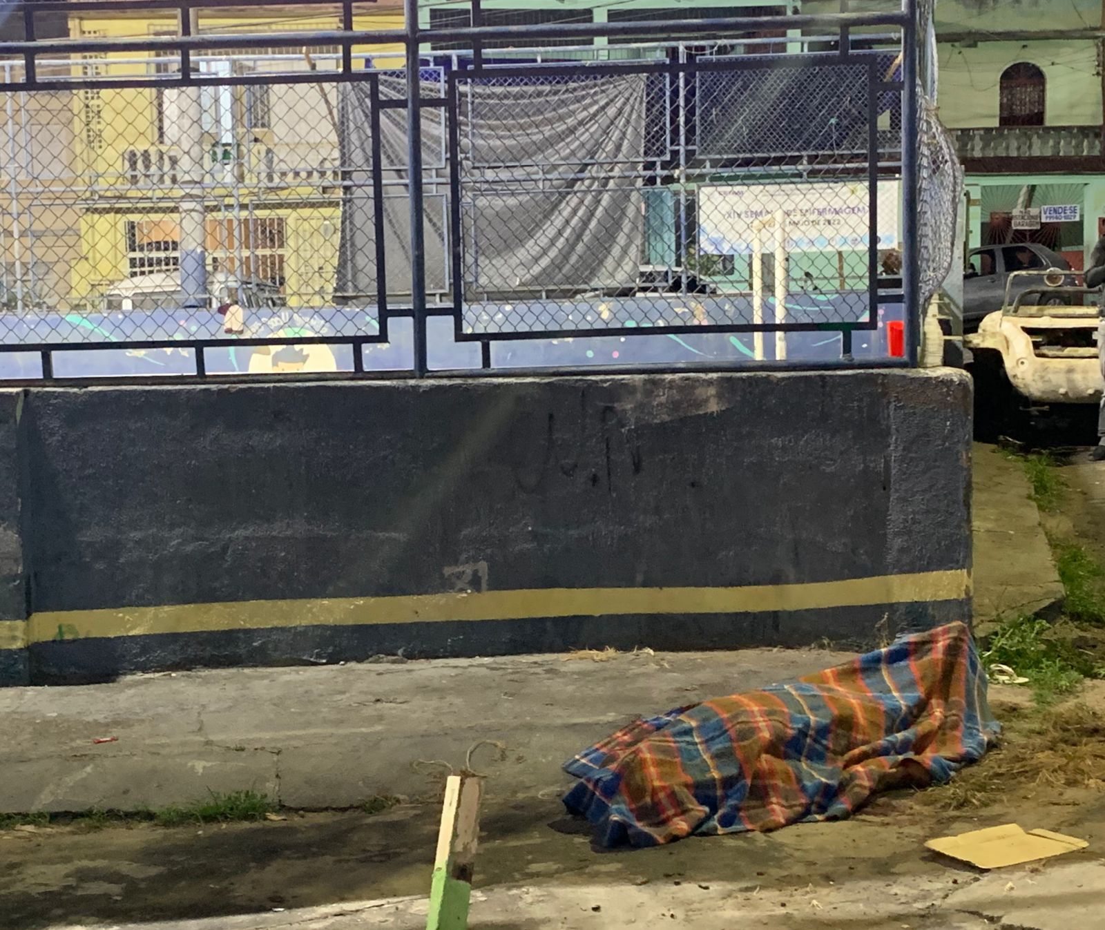 Lavador de carros é assassinado em quadra de esportes em Manaus