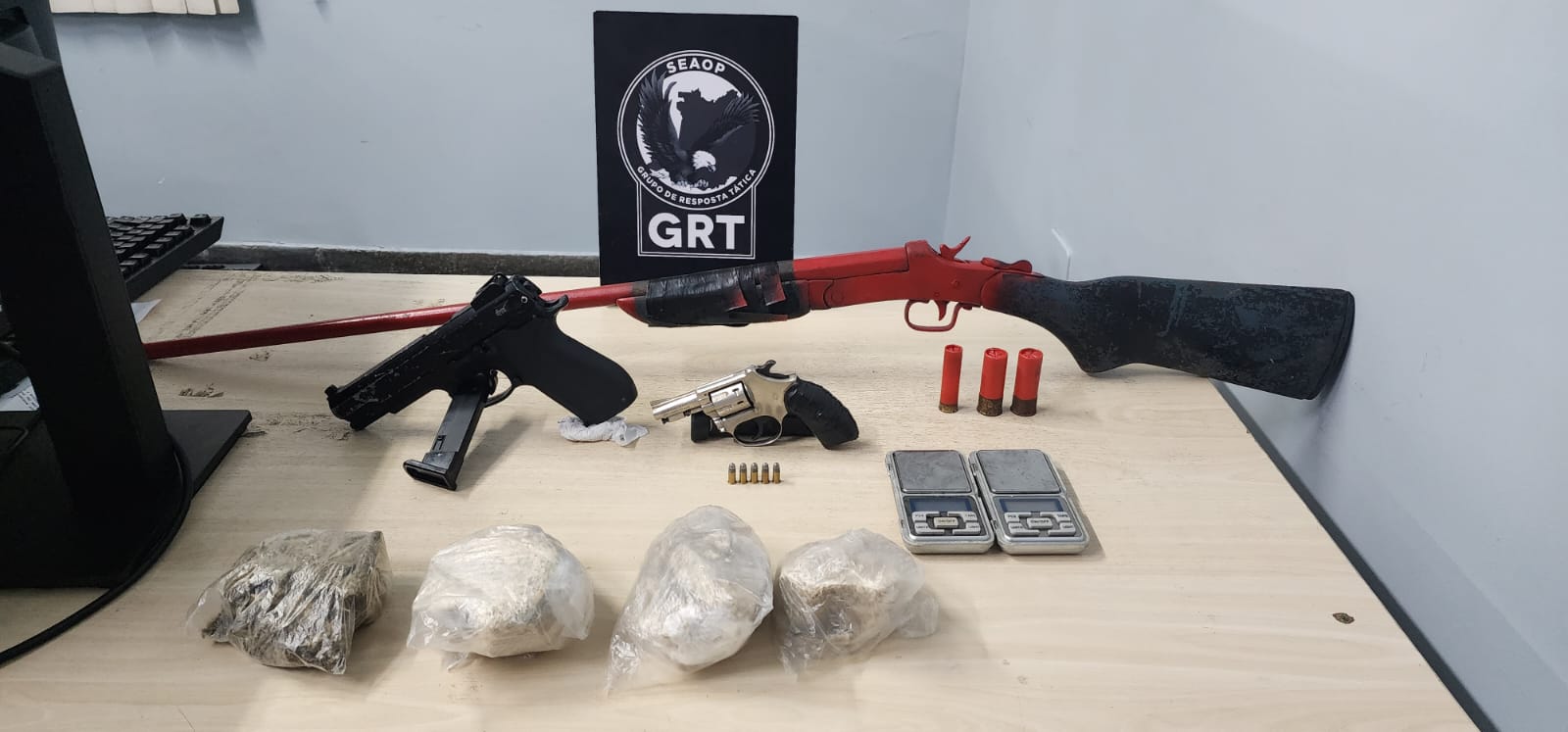 Drogas e armas são apreendidas dentro de invasão em Manaus 