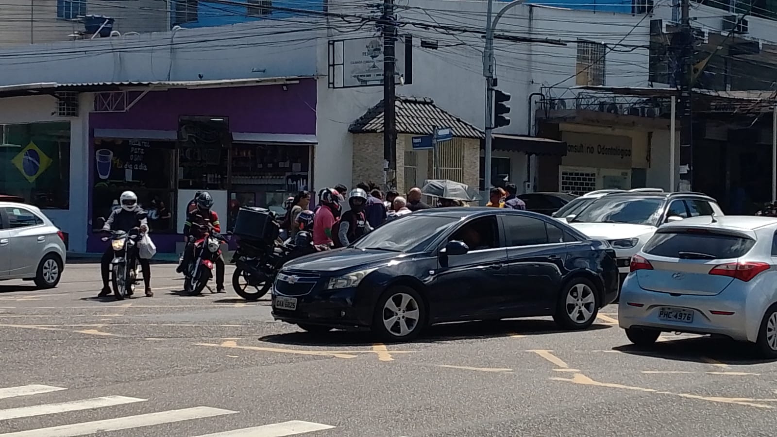 Motociclista tem braço e perna quebrados ao ser atropelado em Manaus