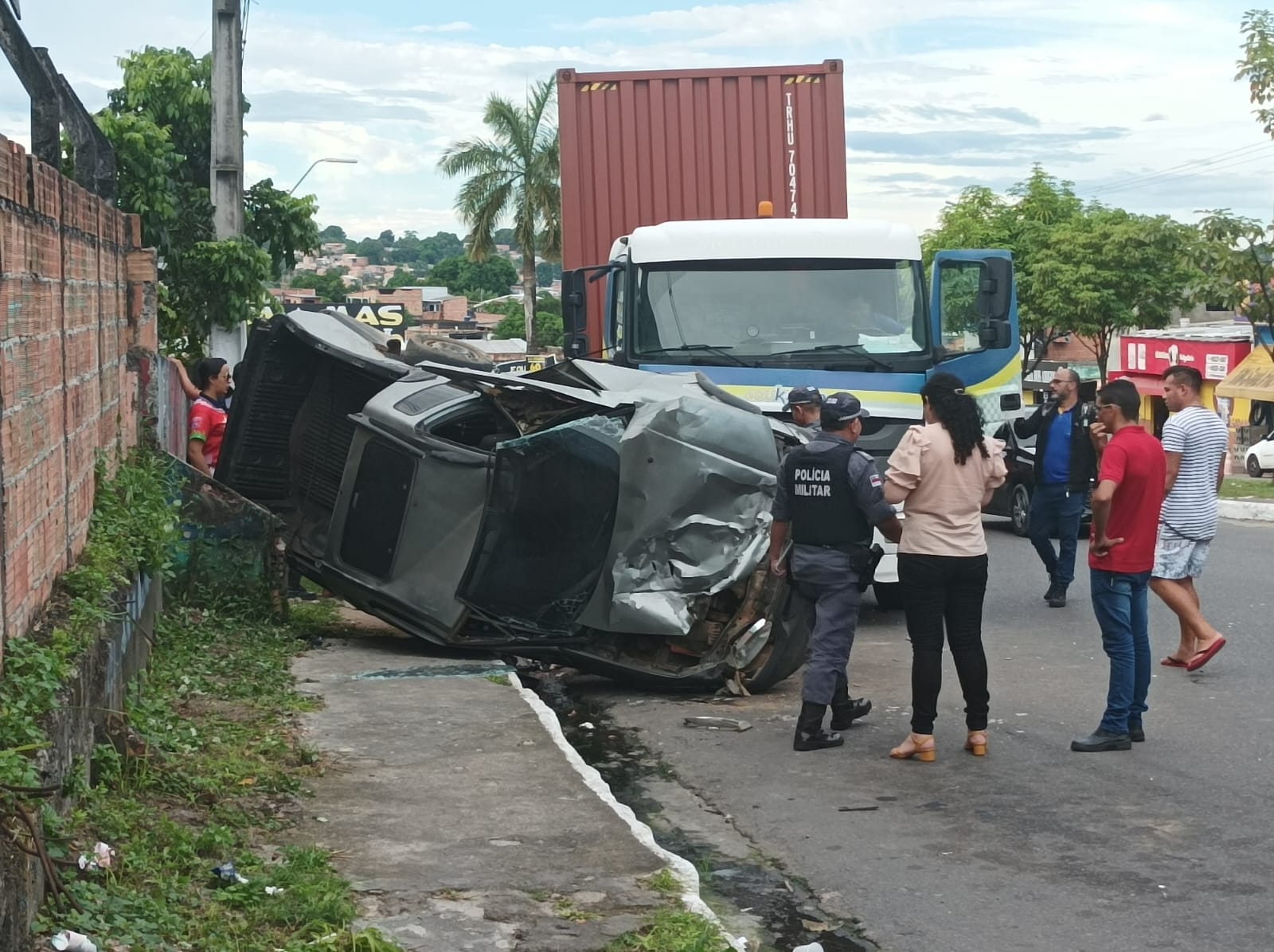 Carreta desgovernada arrasta carros em avenida de Manaus