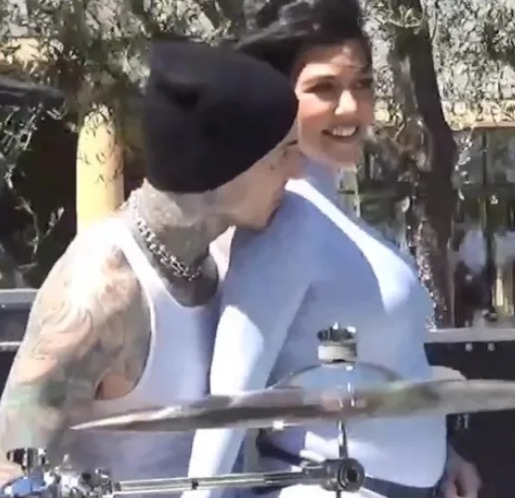 Kourtney Kardashian e Travis Barker anunciam sexo do primeiro filho 