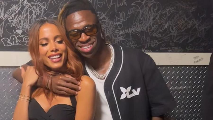 Anitta e Vini Jr. curtem festa juntinhos em Miami