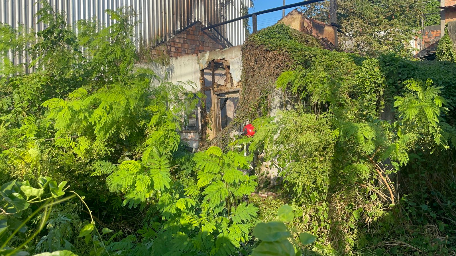 Incêndio deixa casa destruída em Manaus