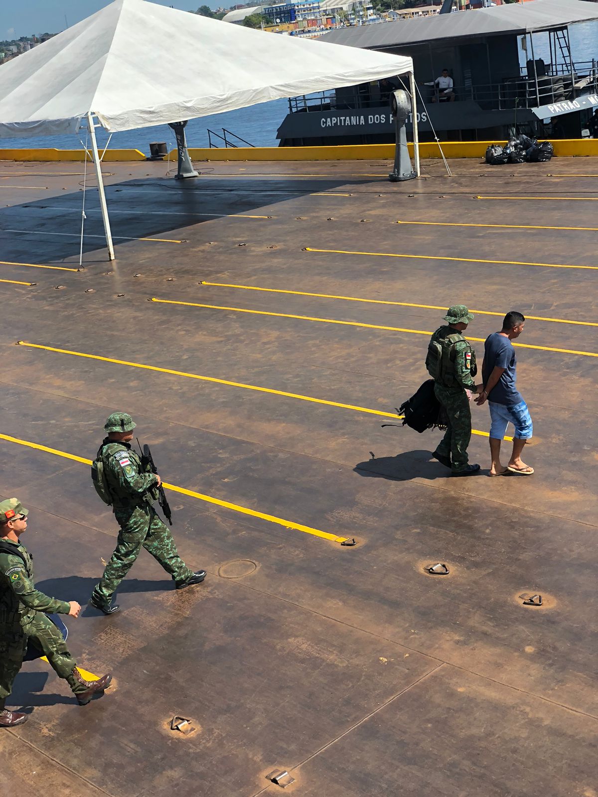 Passageiro é preso com bagagem recheada de drogas dentro de barco em Manaus