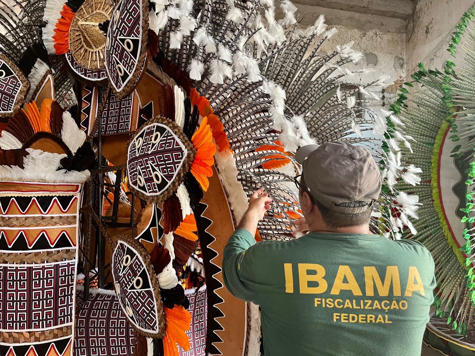 Ibama fiscaliza galpões dos bois Garantido e Caprichoso em Parintins