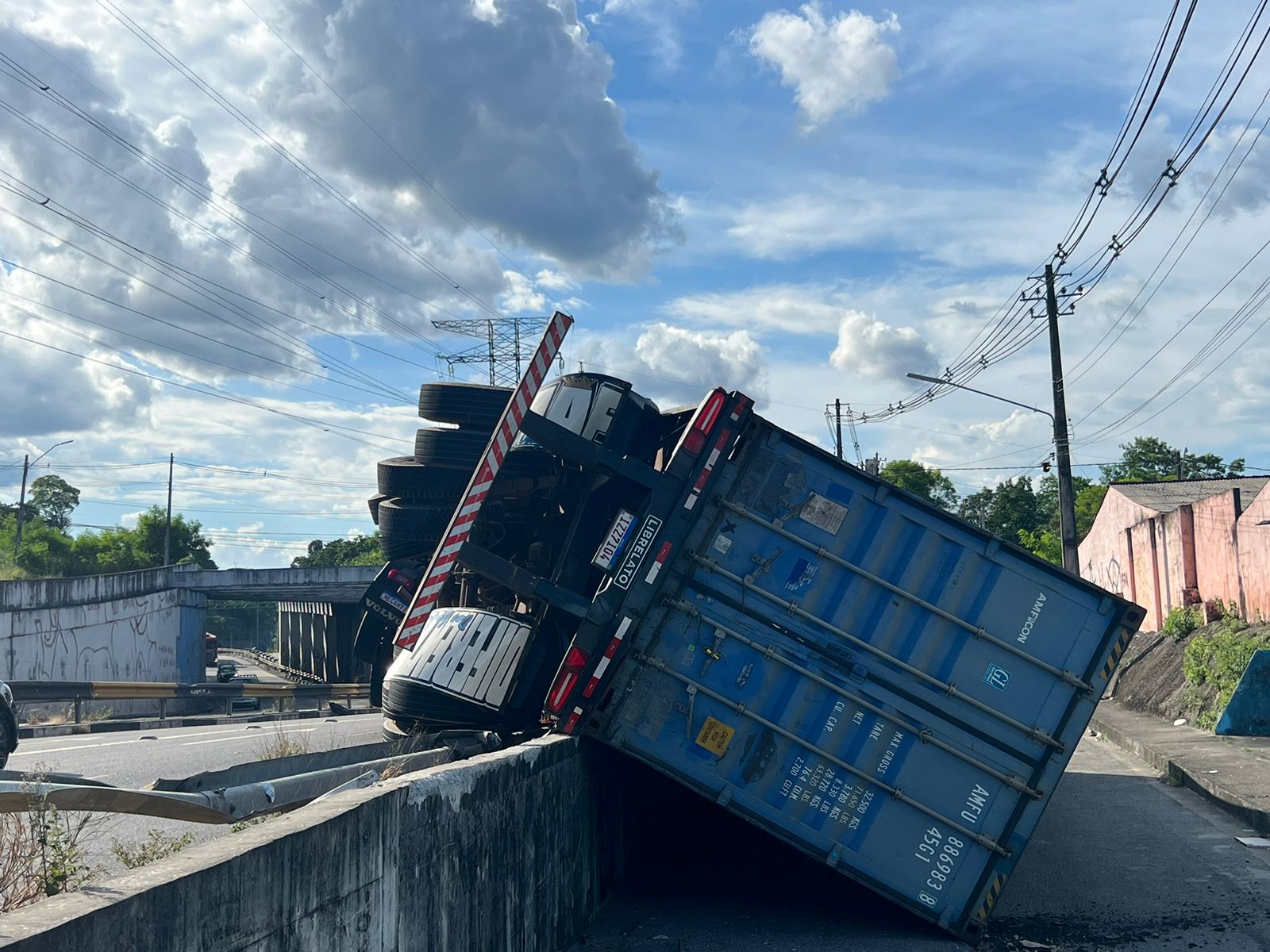 Contêiner tomba na Avenida das Torres em Manaus