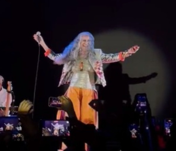 Maria Bethânia comemora durante show decisão que tornou Bolsonaro inelegível