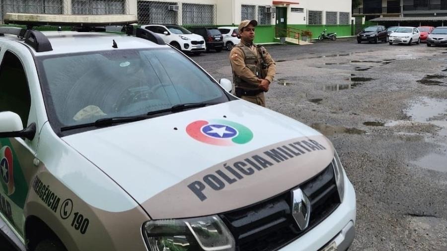 Homem é empurrado de sacada ao defender amiga de agressão em SC