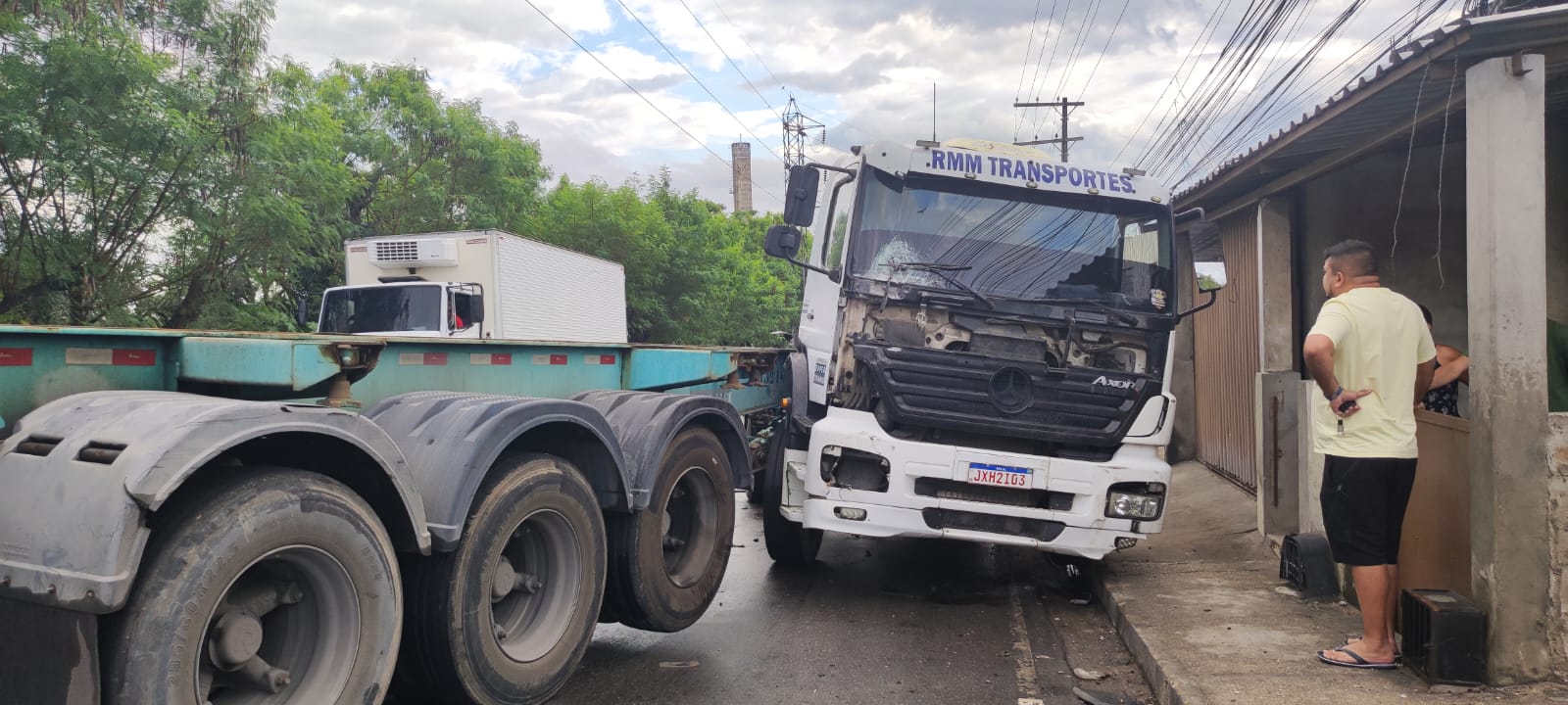 Homem fica ferido em acidente com caminhão em avenida de Manaus 