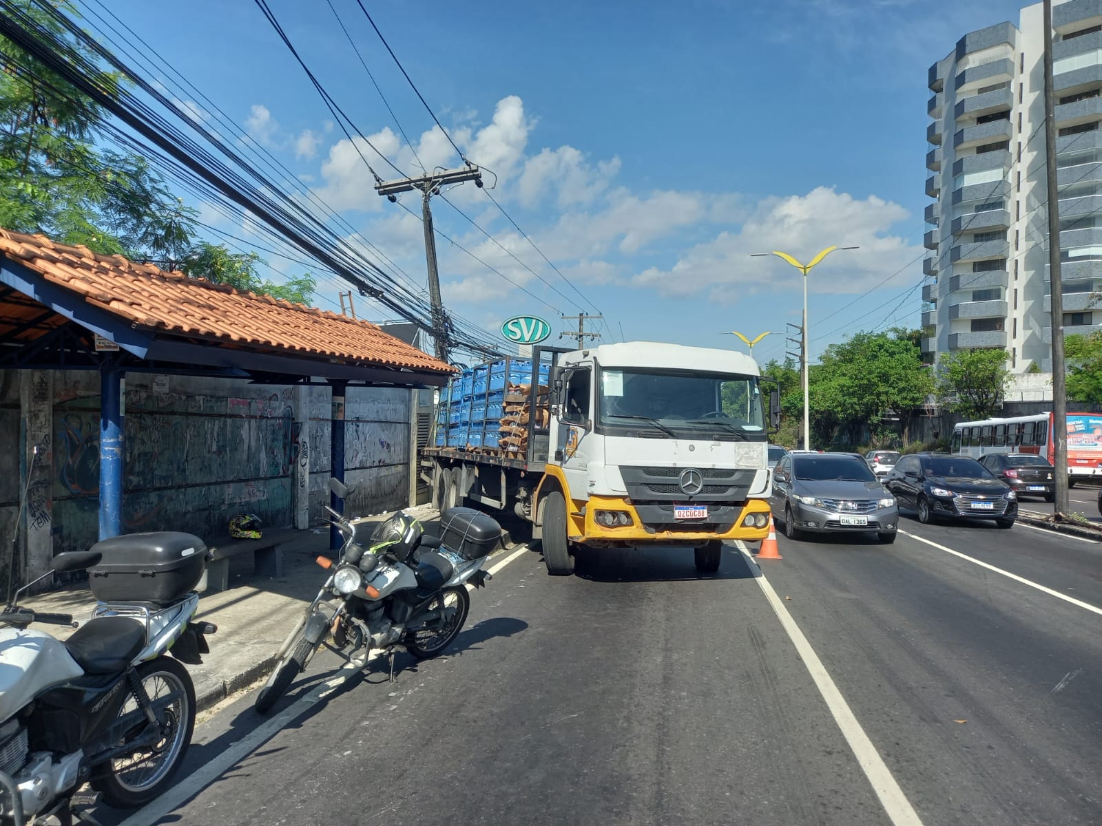 Caminhão perde freio e atinge motocicletas em avenida de Manaus
