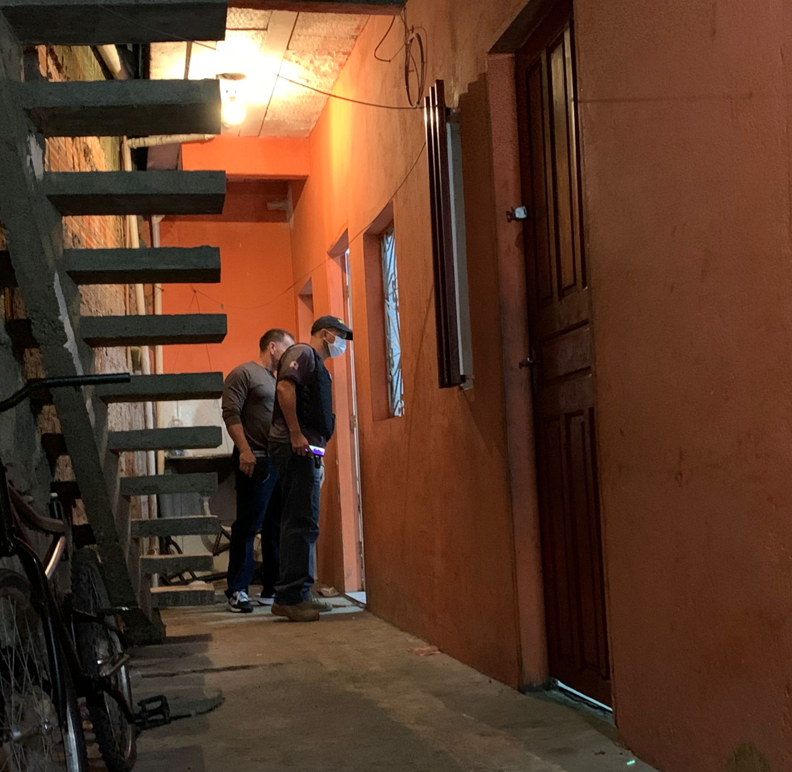 Homem é executado na frente da irmã em kitnet de Manaus