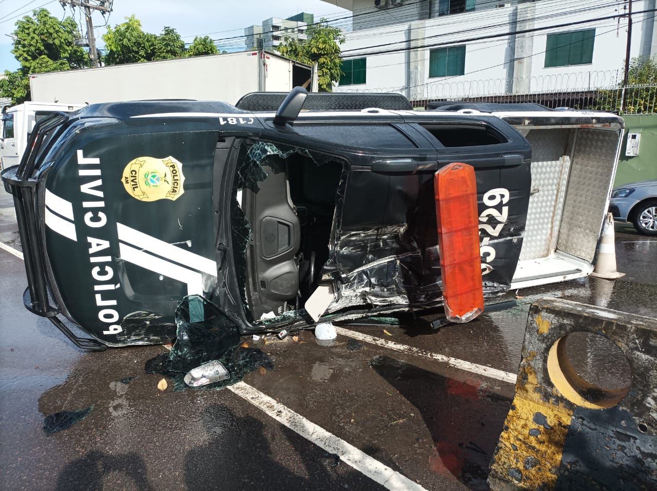 Carro da Polícia Civil capota com sete presos durante acidente em Manaus 