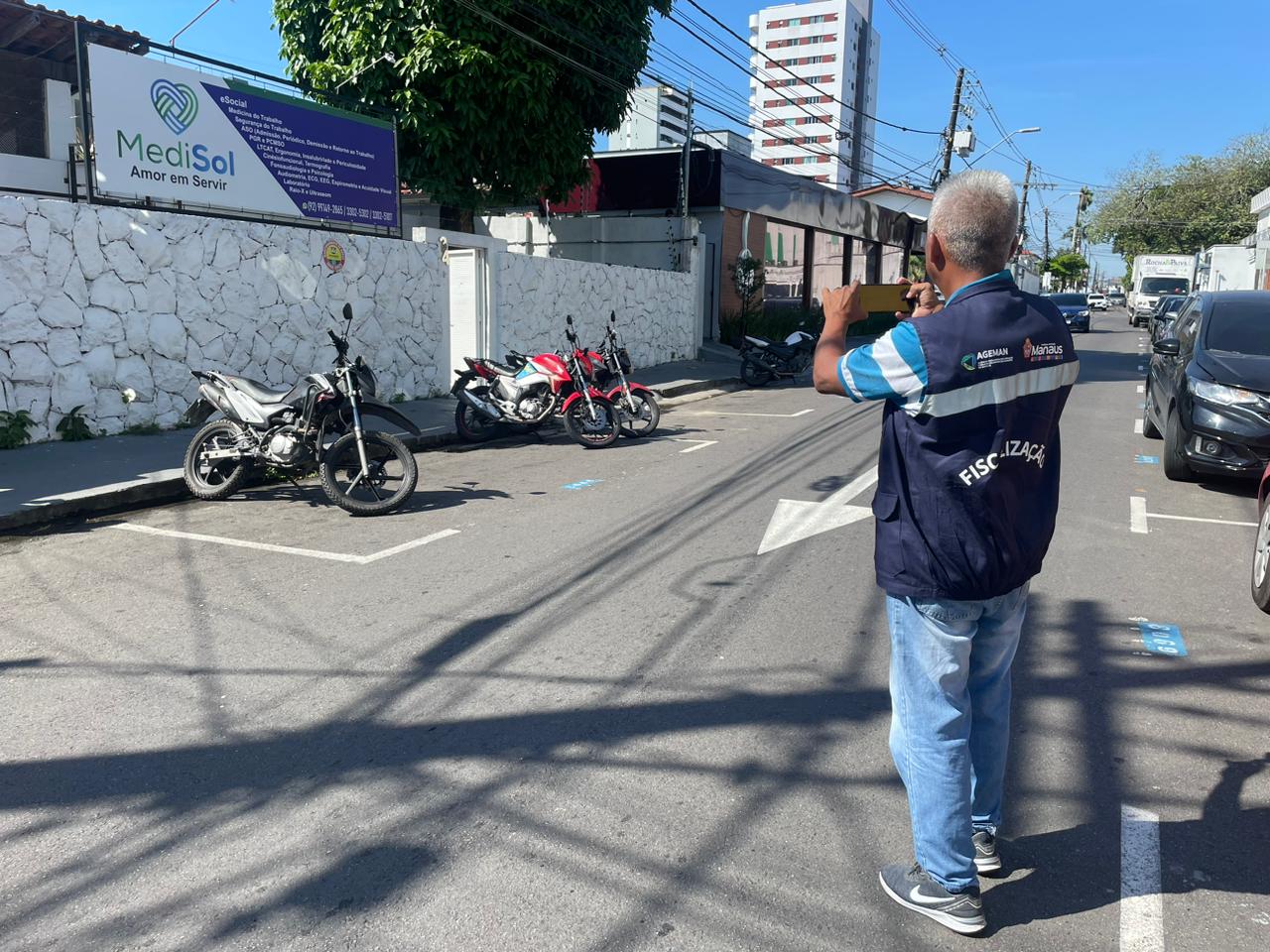 Uso irregular de vagas do Zona Azul é fiscalizado no Vieiralves em Manaus