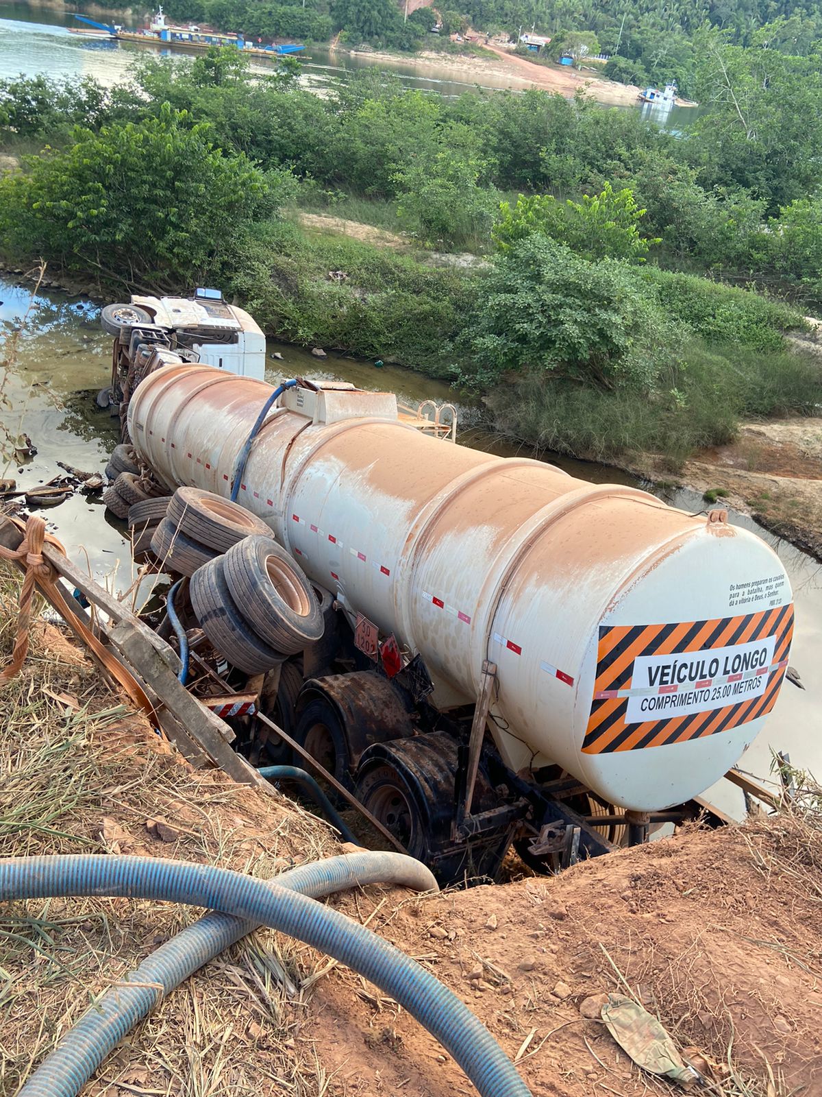 Carreta petroleira tomba em BR e derrama diesel perto de rio no Amazonas