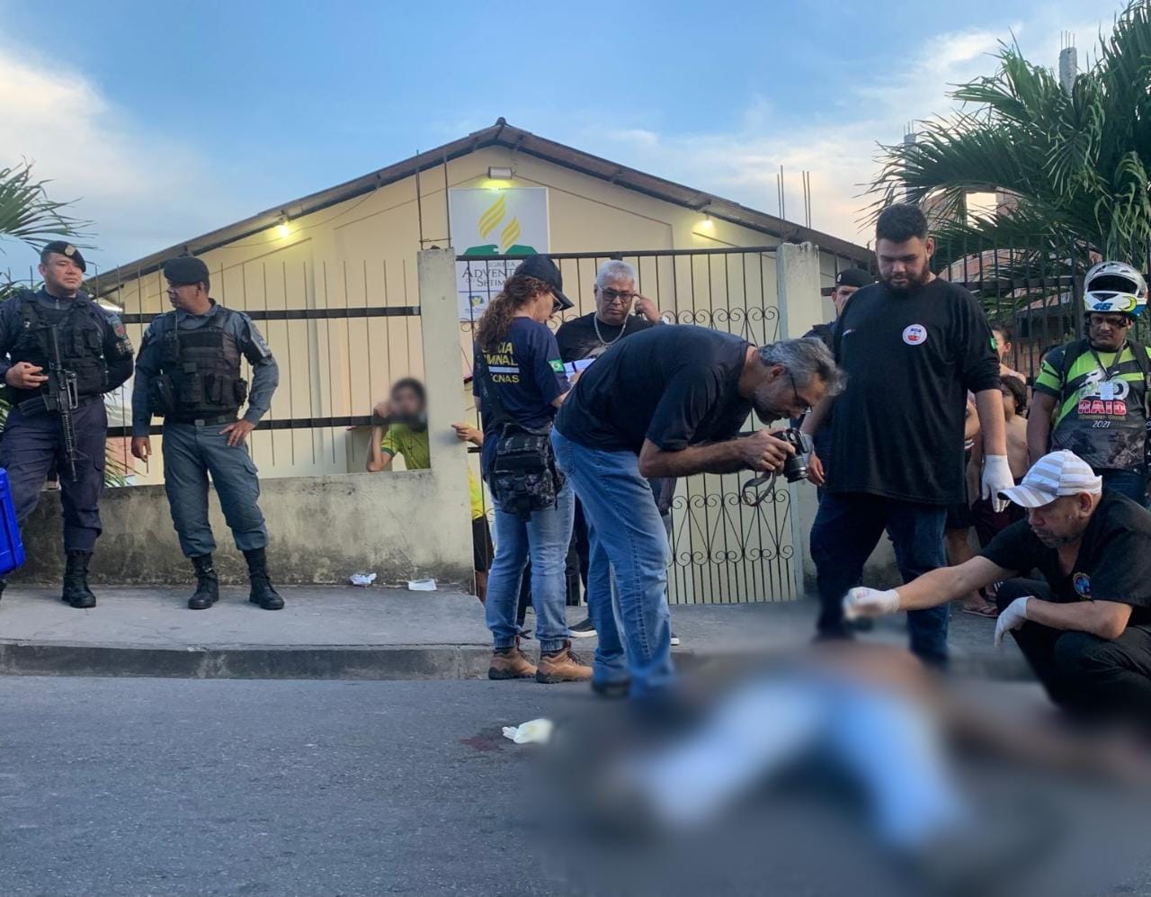 Garupa de motocicleta é morto a tiros durante perseguição em Manaus