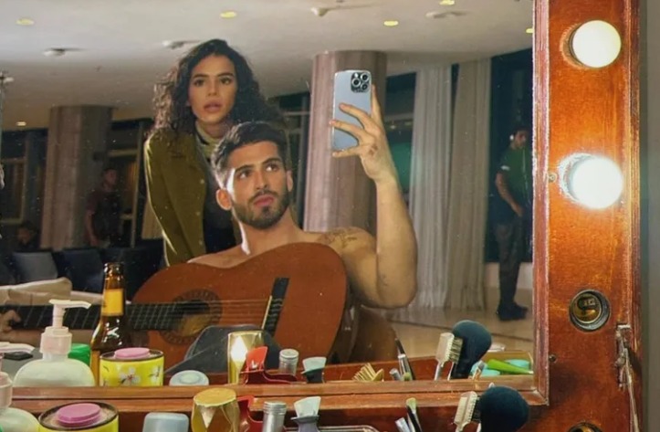 João Guilherme posa sem camisa ao lado de Bruna Marquezine e reaquece rumores de affair