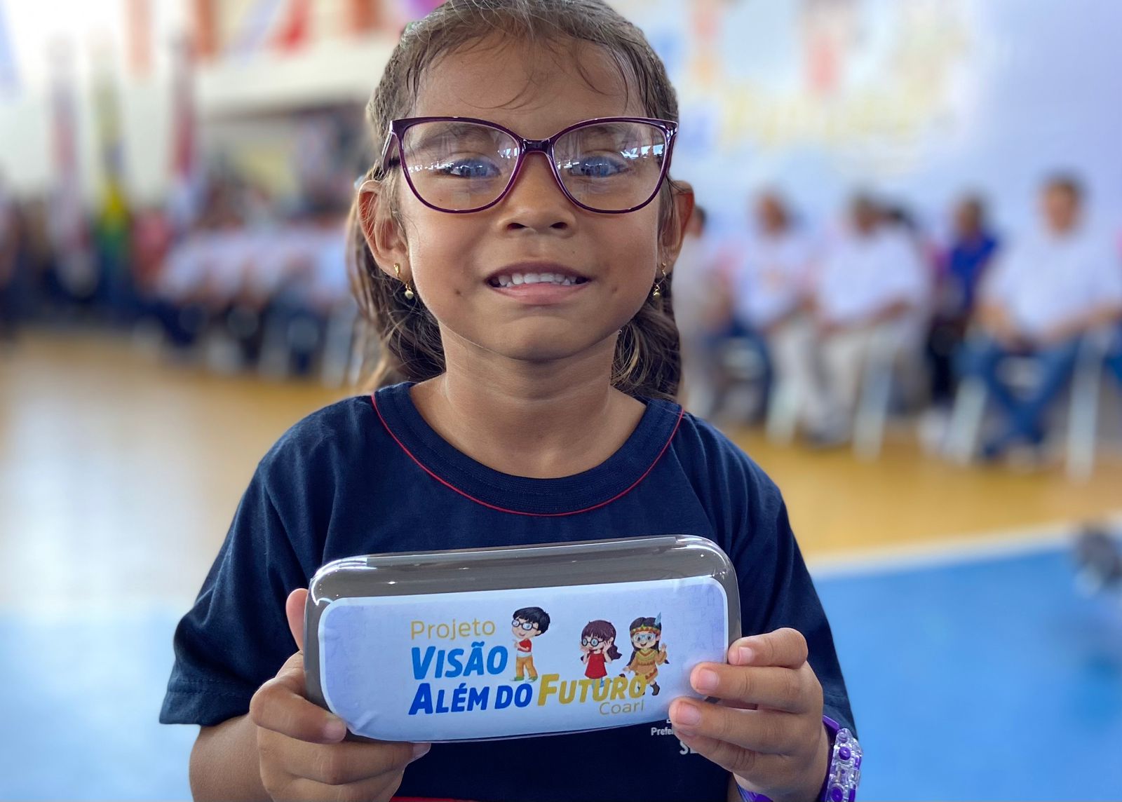 Prefeitura de Coari entrega óculos de grau para estudantes da rede pública